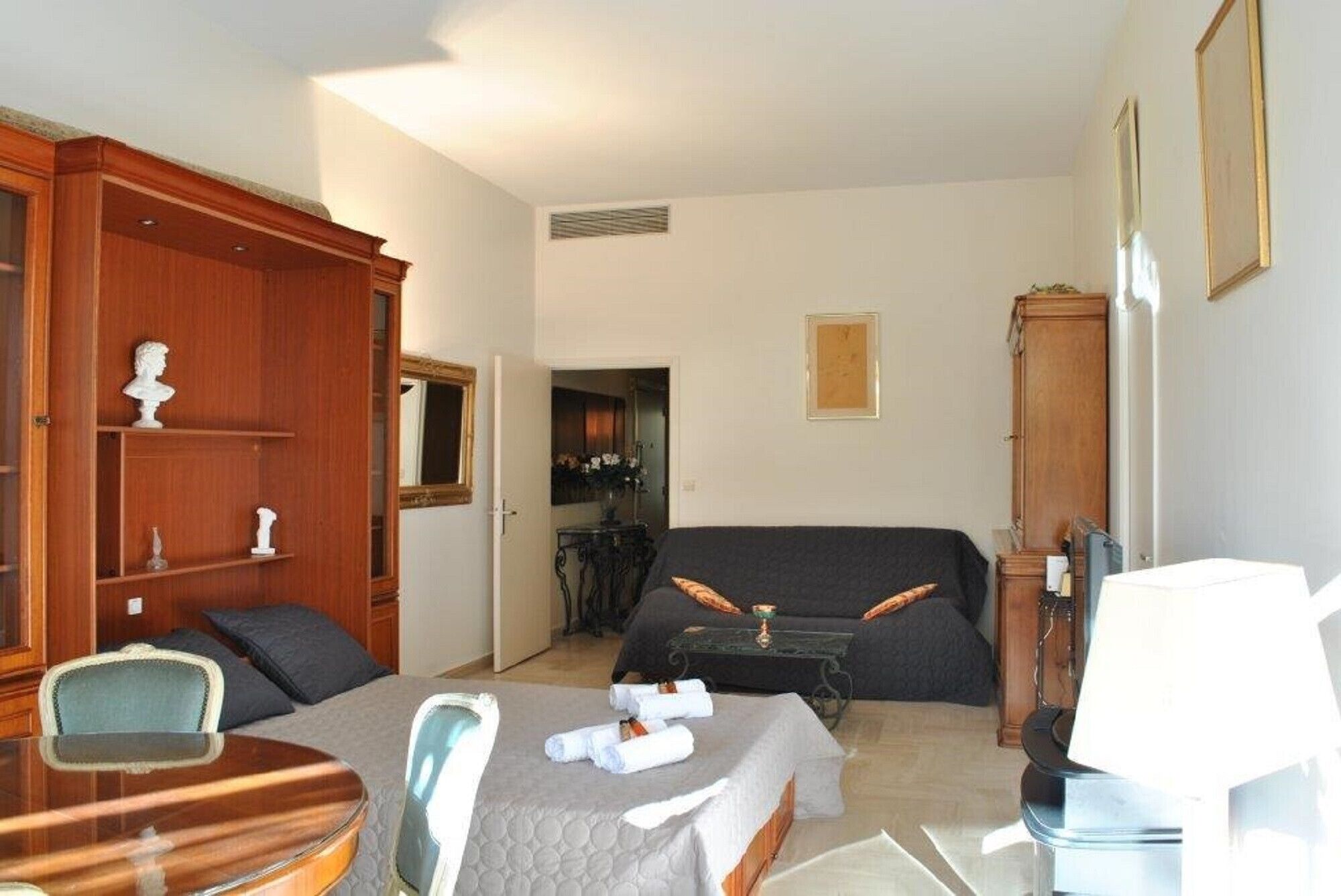 Iron/ironing board, free WiFi, bed sheets