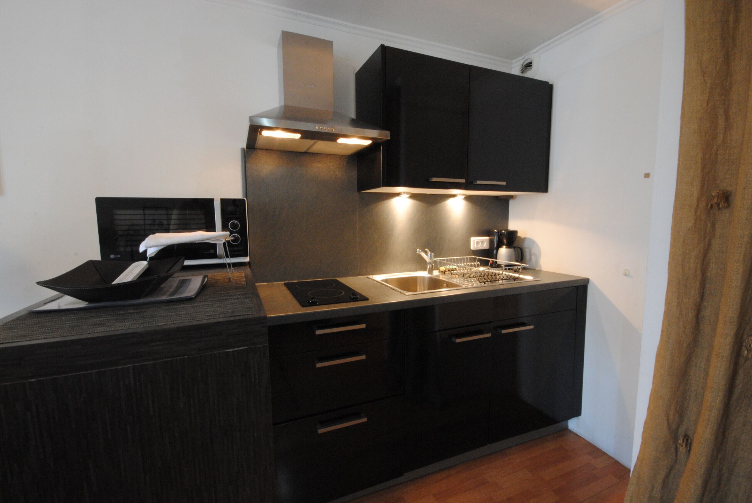 Refrigerador, microondas, lavavajillas y cafetera y tetera 