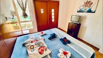 1 slaapkamer, een strijkplank/strijkijzer, reisbedje, wifi