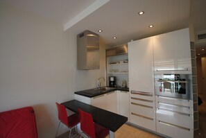 Kühlschrank, Mikrowelle, Wasserkocher mit Kaffee-/Teezubehör