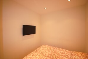 1 chambre, fer et planche à repasser, draps fournis