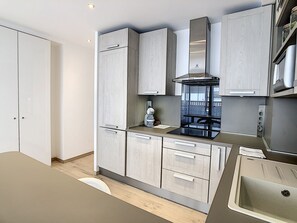 Réfrigérateur, micro-ondes, lave-vaisselle, cafetière/bouilloire