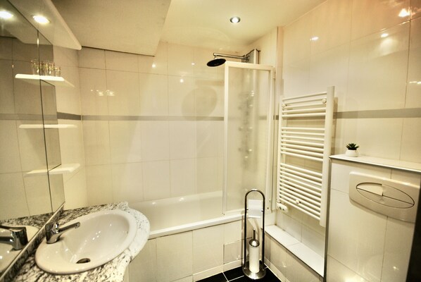 Bathtub, hair dryer