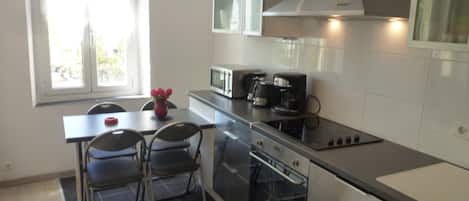 Refrigerador, microondas, horno y cafetera y tetera