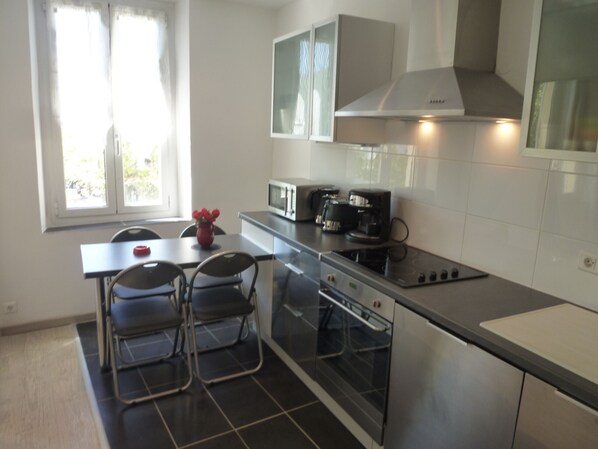 Fridge, microwave, oven, coffee/tea maker