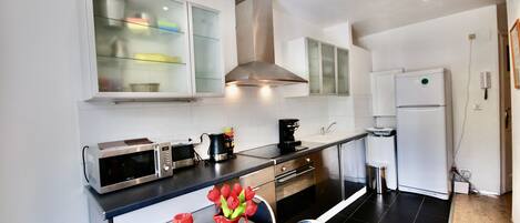Fridge, microwave, oven, coffee/tea maker