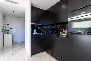 Kjøleskap, mikrobølgeovn, ovn og oppvaskmaskin