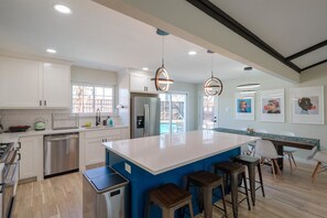 Deluxe House, 4 Bedrooms | Private kitchen