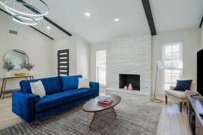 Deluxe House, 4 Bedrooms | Living area