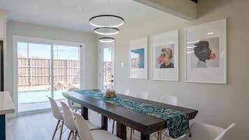 Deluxe House, 4 Bedrooms | In-room dining