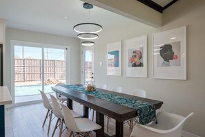 Deluxe House, 4 Bedrooms | In-room dining