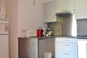 Frigorifero, microonde, lavastoviglie, macchina per tè/caffè