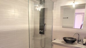 A modern bathroom with a glass-enclosed shower, a sink with a bowl, and a mirror above the sink. - WINDSOR/DET2002-1/bed (Cannes)