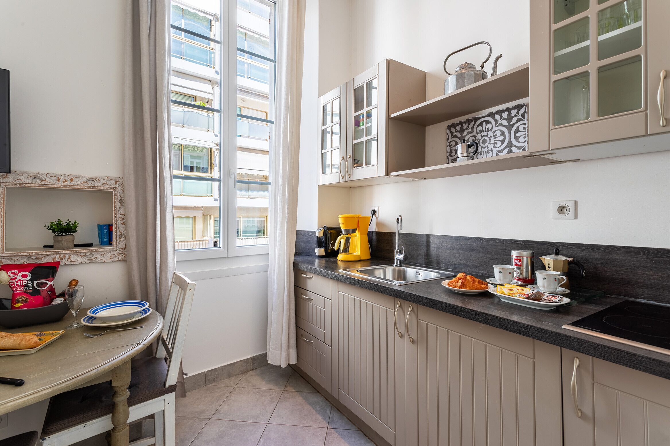 Kühlschrank, Mikrowelle, Wasserkocher mit Kaffee-/Teezubehör