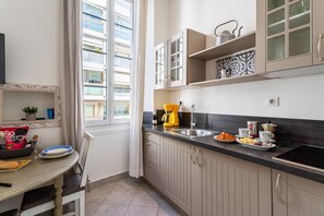 Kühlschrank, Mikrowelle, Wasserkocher mit Kaffee-/Teezubehör
