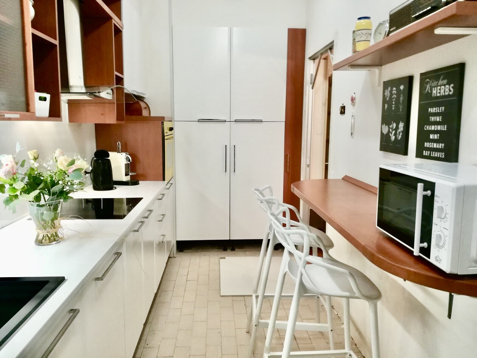 Een koelkast, een oven, een kookplaat, een vaatwasser