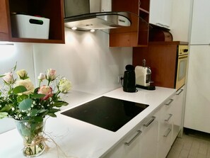 Fridge, oven, dishwasher, coffee/tea maker