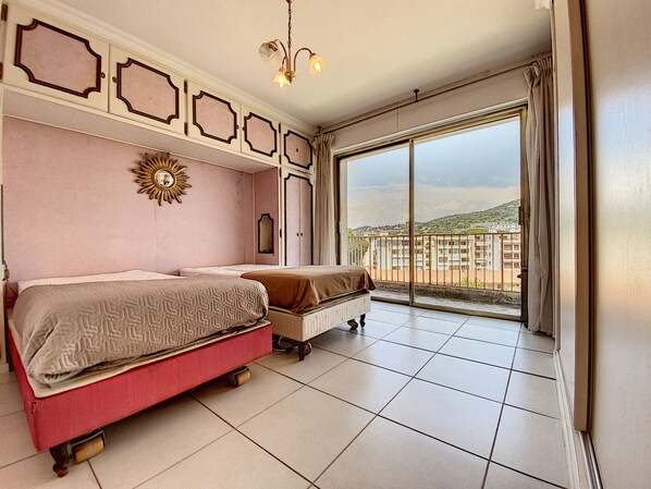 2 bedrooms, iron/ironing board, bed sheets, wheelchair access