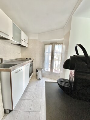 Réfrigérateur, micro-ondes, lave-vaisselle, cafetière/bouilloire