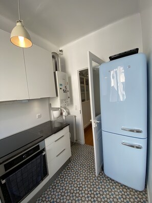 Kühlschrank, Wasserkocher, Kochgeschirr/Geschirr/Besteck