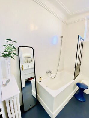 Bathtub, hair dryer