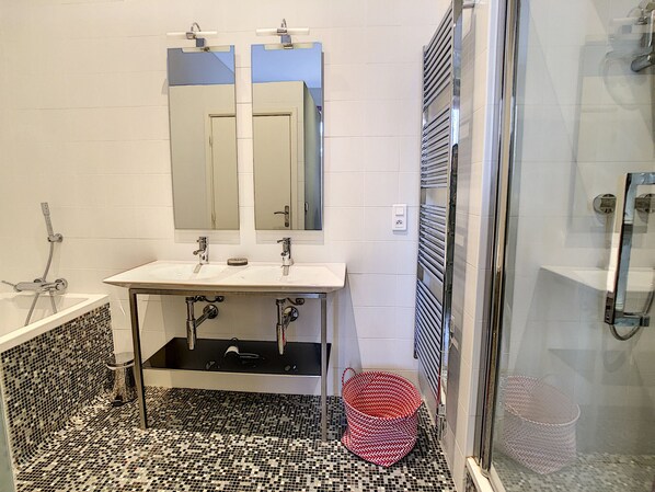 Bathtub, hair dryer