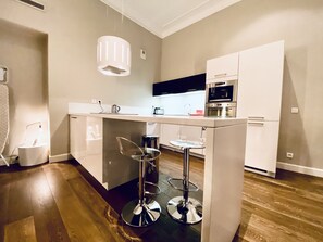 Kjøleskap, mikrobølgeovn, ovn og oppvaskmaskin