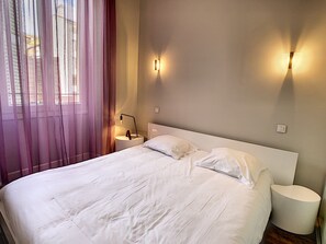 2 bedrooms, in-room safe, iron/ironing board, free WiFi