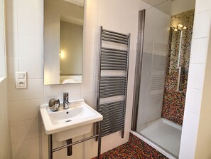 Bathtub, hair dryer