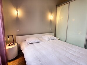 2 makuuhuonetta, tallelokero huoneessa, silitysrauta/-lauta