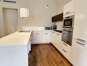 Kühlschrank, Mikrowelle, Ofen, Geschirrspüler