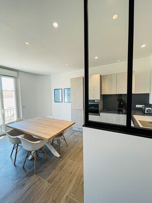 Kjøleskap, ovn, oppvaskmaskin og kaffetrakter/tekoker