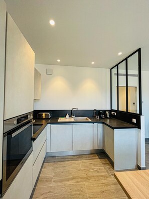 Kjøleskap, ovn, oppvaskmaskin og kaffetrakter/tekoker