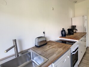 Kjøleskap, ovn, oppvaskmaskin og kaffetrakter/tekoker