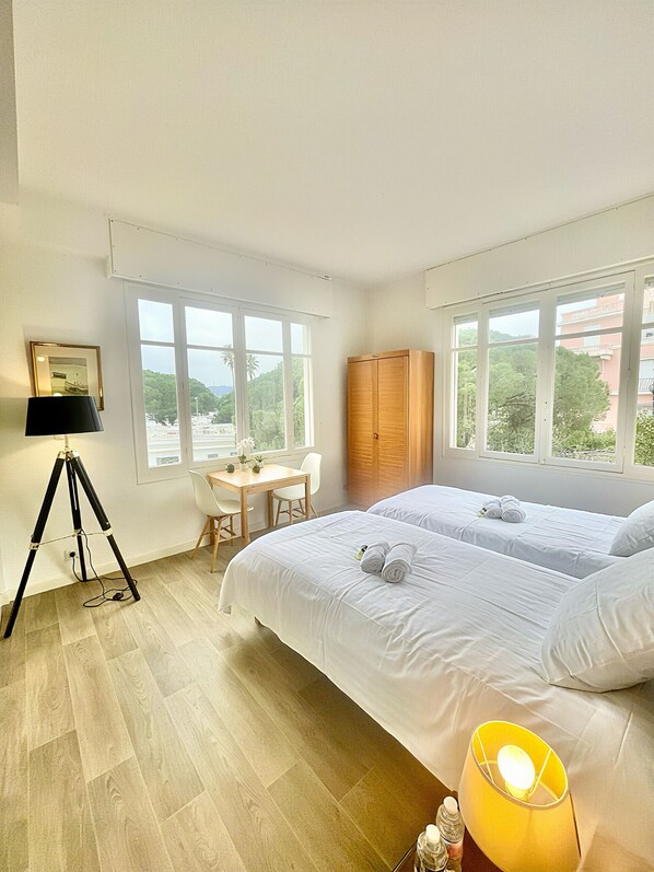 3 bedrooms, iron/ironing board, bed sheets