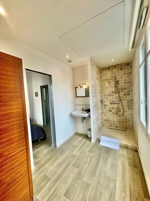 Baignoire, séchoir à cheveux