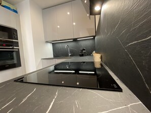 Kjøleskap, mikrobølgeovn, ovn og oppvaskmaskin