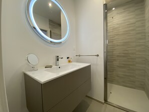 Banheira, secador de cabelo