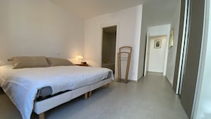 3 habitaciones, tabla de planchar con plancha y ropa de cama 