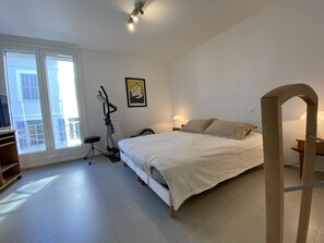 3 habitaciones, tabla de planchar con plancha y ropa de cama 