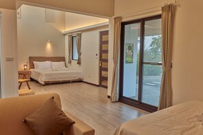 Gallery Quadruple Room, 2 Queen Beds, Ocean View | Living area