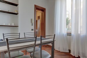 Leilighet | Oppholdsområde | En 40-tommers Flatskjerm-TV med kabel-kanaler samt TV og Netflix