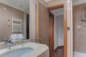 Departamento | Baño | Regadera, amenidades de baño gratuitas, secadora de cabello, bidet 