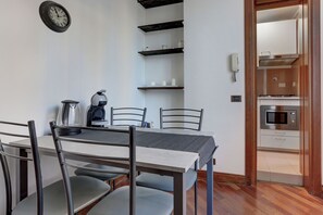 Apartment | Living area | 40-inch flat-screen TV with cable channels, TV, Netflix