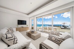 Condo de lujo, vista a la playa | Área de sala de estar | Smart TV de 65 pulgadas con canales por cable, televisión y Netflix 