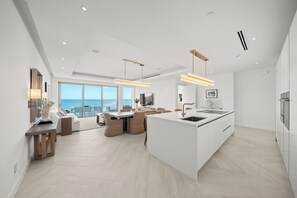 Luxury-Apartment | Essbereich im Zimmer