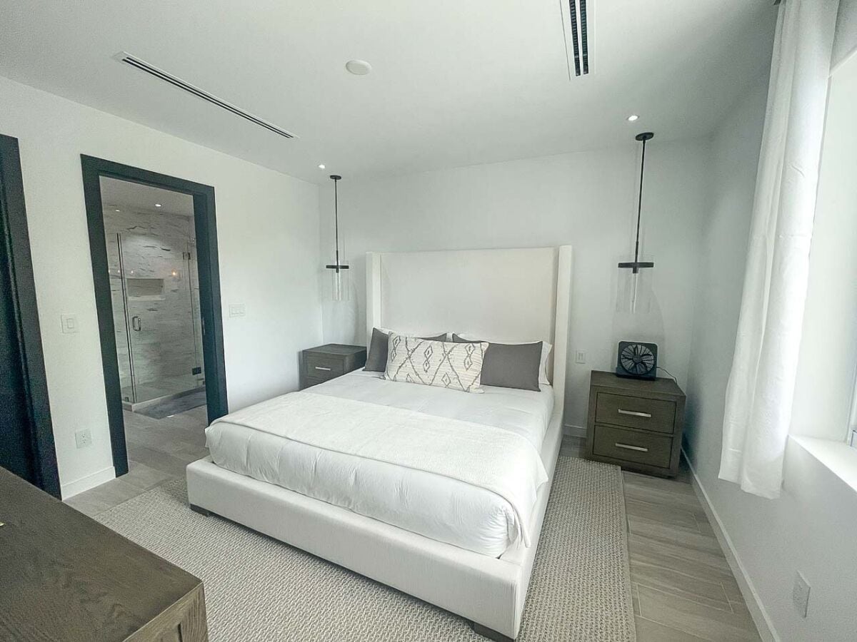 Kamar Triple Comfort | Seprai premium, selimut bulu angsa, dan didekorasi berbeda-beda