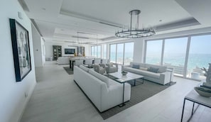 Condo Cao cấp | Khu phòng khách | Smart TV 65-inch có truyền hình cáp, TV, Netflix 
