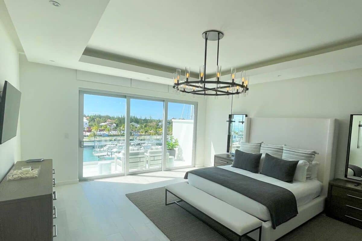 Exclusieve penthouse | Luxe beddengoed, donzen dekbedden, een strijkplank/strijkijzer