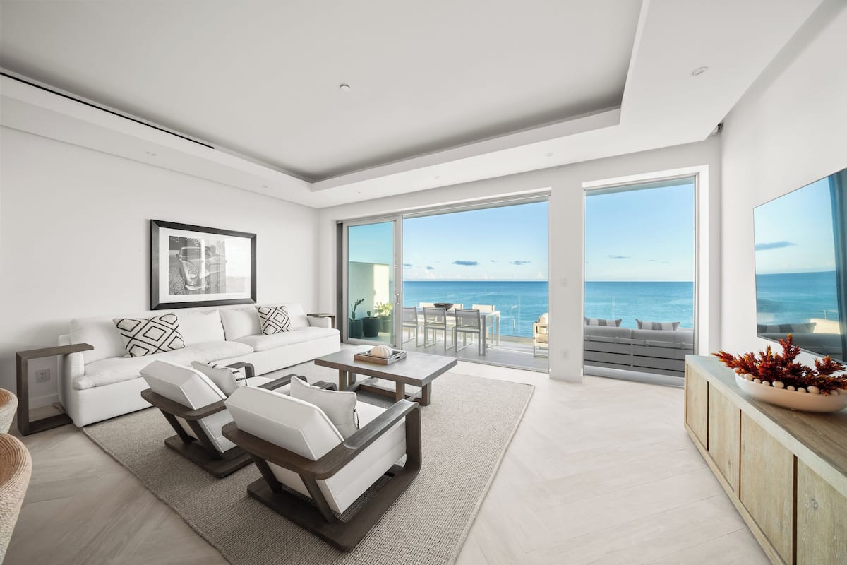 3 bedrooms, premium bedding, down comforters, individually decorated